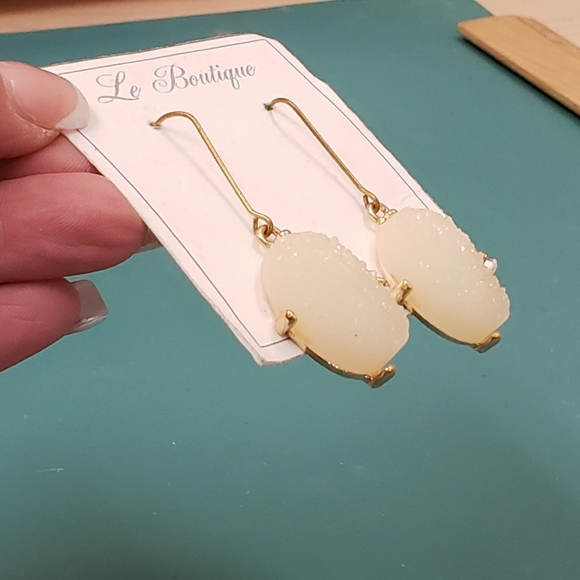 Le Boutique, NWT, light cream rough agate dangle S hook earrings - Picture 5 of 10